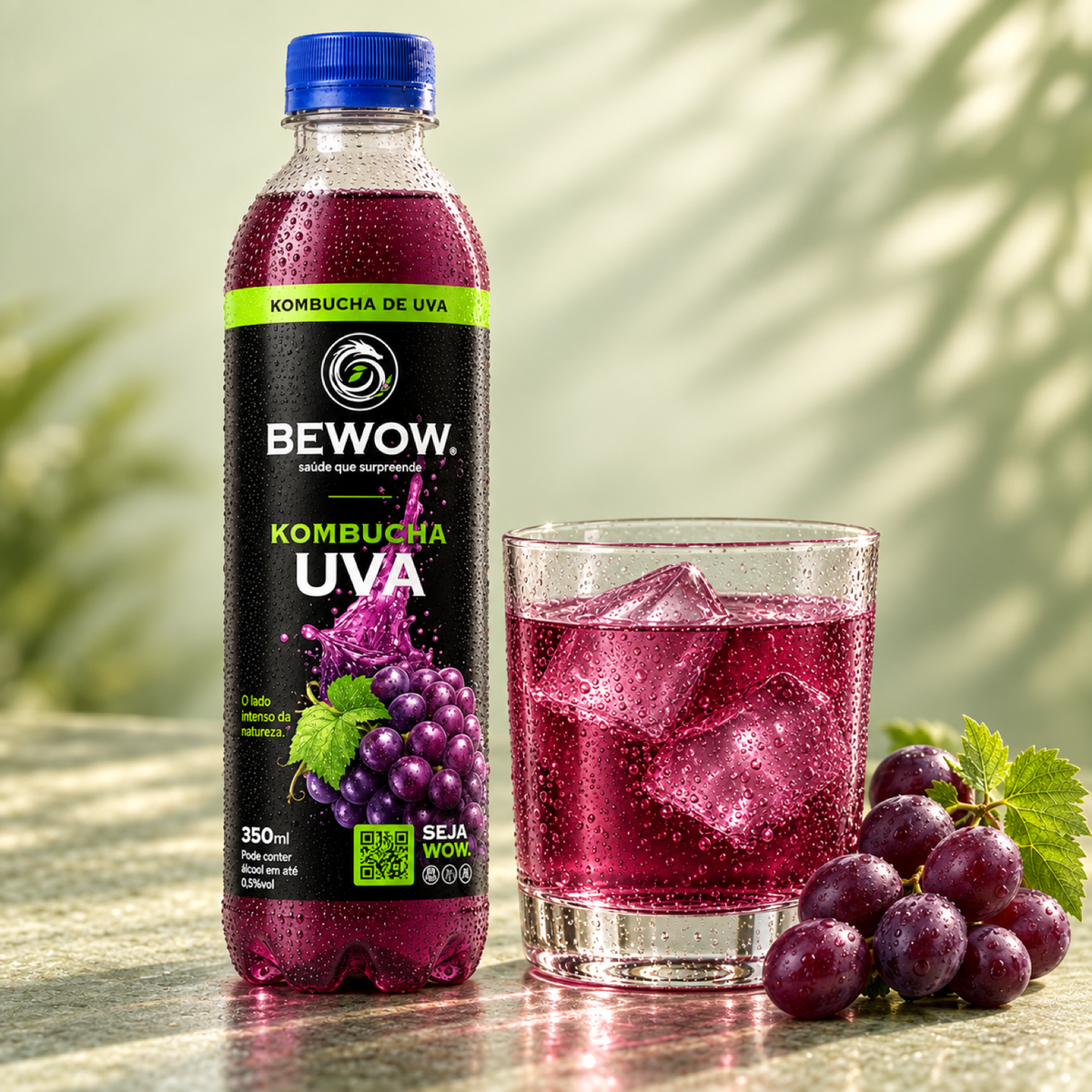 Kombucha Bewow Uva servida em copo com gelo