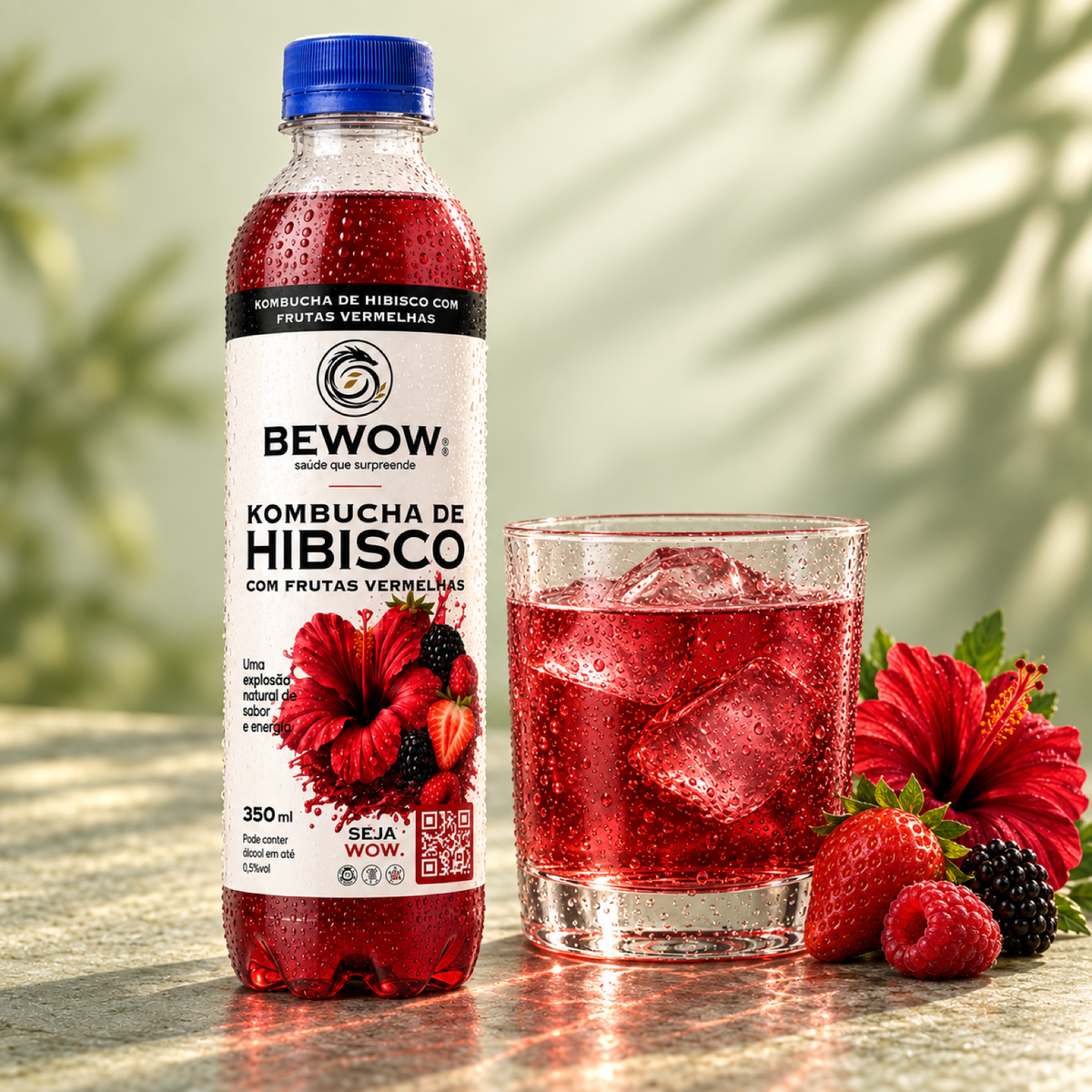 Kombucha Bewow Hibisco com Frutas Vermelhas servida em copo com gelo
