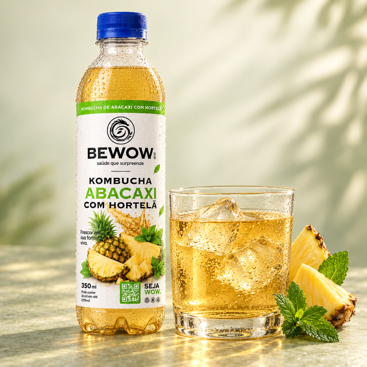 Kombucha Bewow Abacaxi com Hortelã servida em copo com gelo