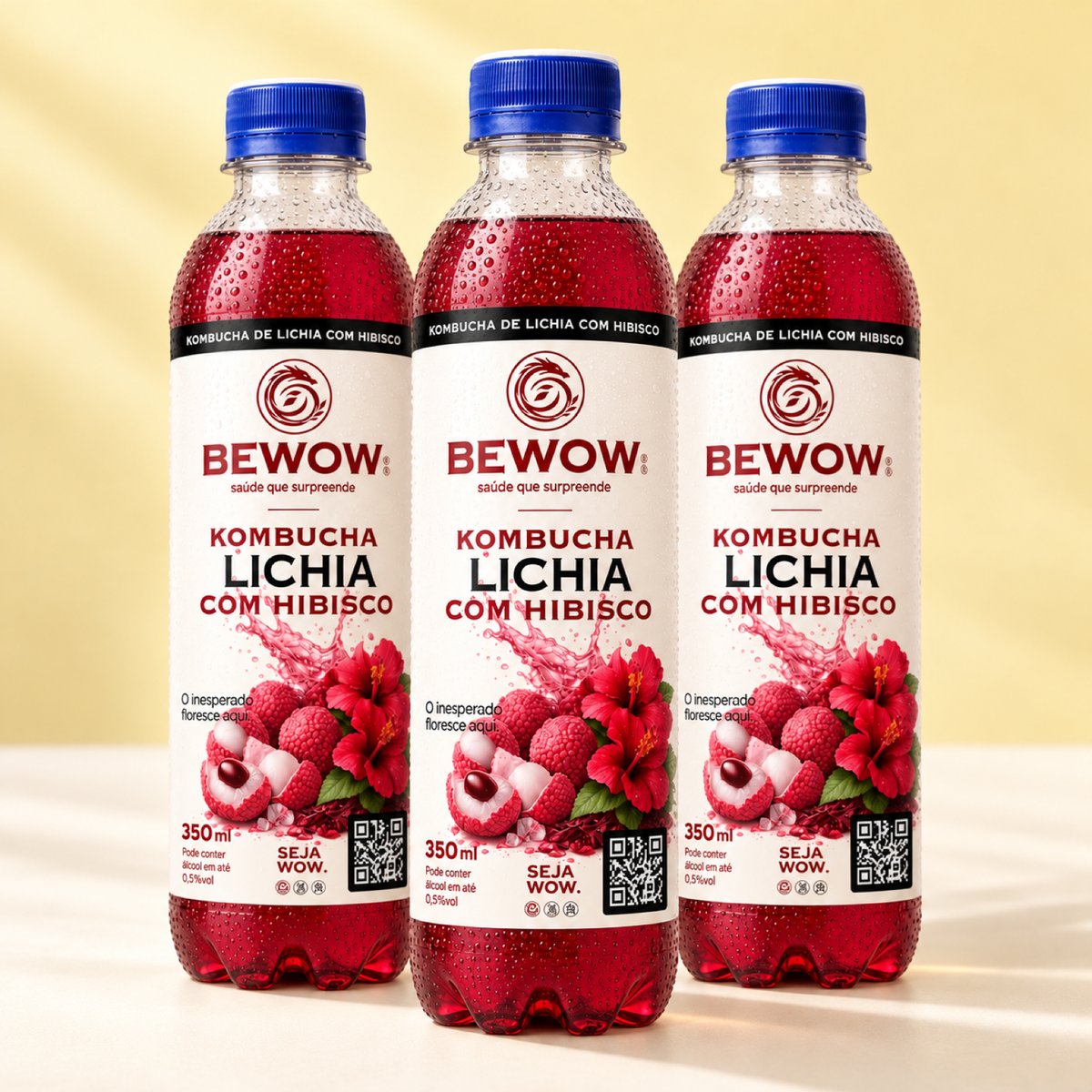 Três garrafas de kombucha Bewow Lichia com Hibisco de 350 ml
